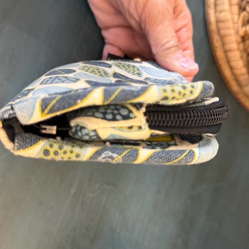 Kavu Big Spender zippy  trim-fold wallet with leaf pattern. Snap closure - Picture 15 of 16